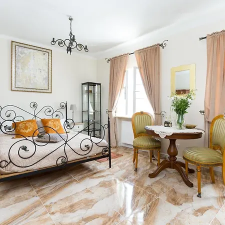 Royal Castle Square Old Town Apartment *